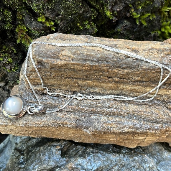 Moonstone Set in Sterling Silver Pendant 925 Marked with 18” Box Chain - Picture 5 of 8